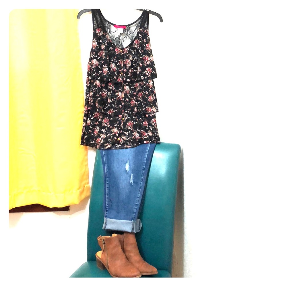 Size 1X razor back blouse